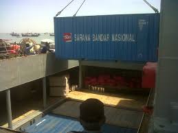 Pengangkutan container di kapal pelni